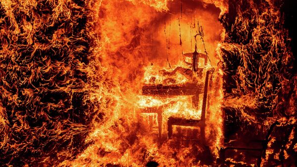 Горящий стул в горящем доме во время лесного пожара в Калифорнии  - Sputnik Армения