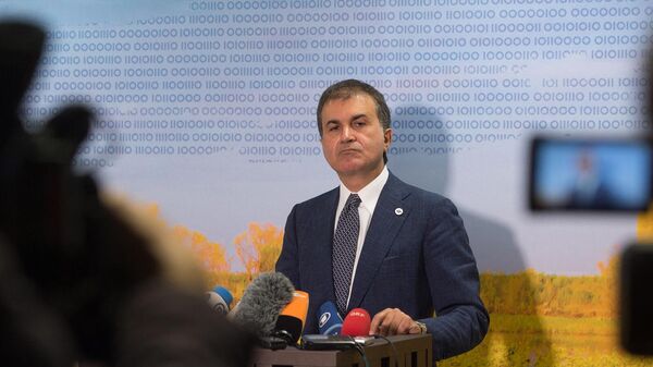 Министр Турции по делам Европейского Союза Омер Челик выступает на пресс-конференции (8 сентября 2017). Таллинн - Sputnik Армения