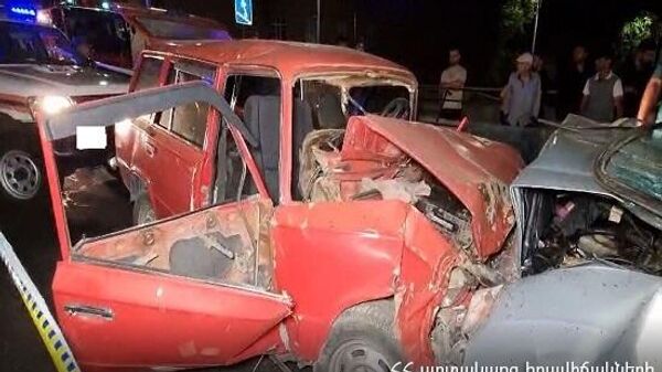 Дорожно-транспортное происшествие на улице Ханджяна (26 июля 2022). Еревaн - Sputnik Армения