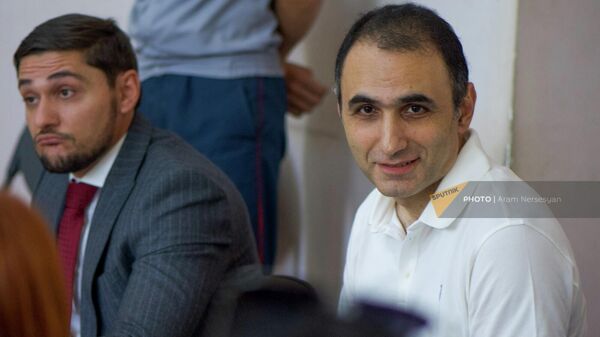 Դատական նիստում. ձախից՝ փաստաբան Վարազդատ Հարությունյան և Ավետիք Չալաբյան  (հուլիսի 26, 2022). Երևան - Sputnik Արմենիա