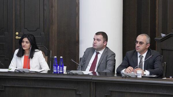Под руководством вице-премьера Амбарцума Матевосяна состоялось первое заседание межведомственной комиссии, созданной для координации работы по повышению уровня безопасности дорожного движения (26 июля 2022). Еревaн - Sputnik Армения