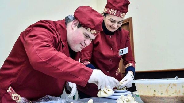Лусине Баратян и Рафаэл приготавливают мясные полуфабрикаты - Sputnik Армения