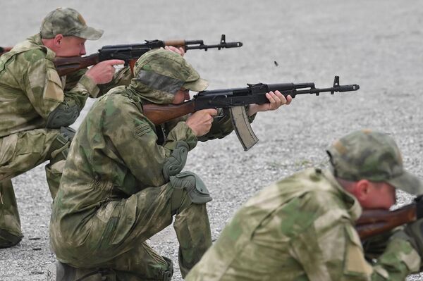 Добровольцы стреляют из автоматов Калашникова на базе центра подготовки спецназа в Гудермесе Добровольцы стреляют из автоматов Калашникова на базе центра подготовки спецназа в Гудермесе - Sputnik Армения