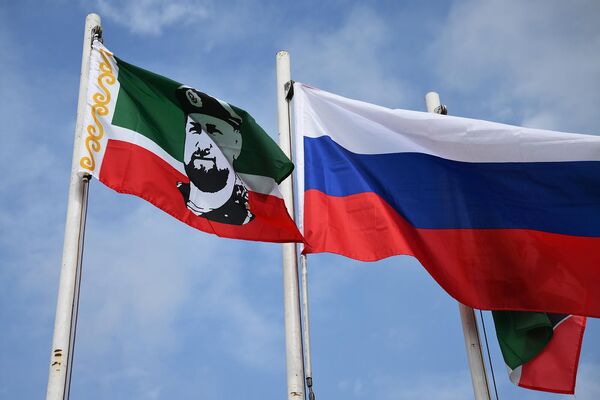Флаги Чеченской Республики и Российской Федерации на территории палаточного лагеря на базе Российского университета спецназа в Гудермесе Флаги Чеченской Республики и Российской Федерации на территории палаточного лагеря на базе Российского университета спецназа в Гудермесе - Sputnik Армения