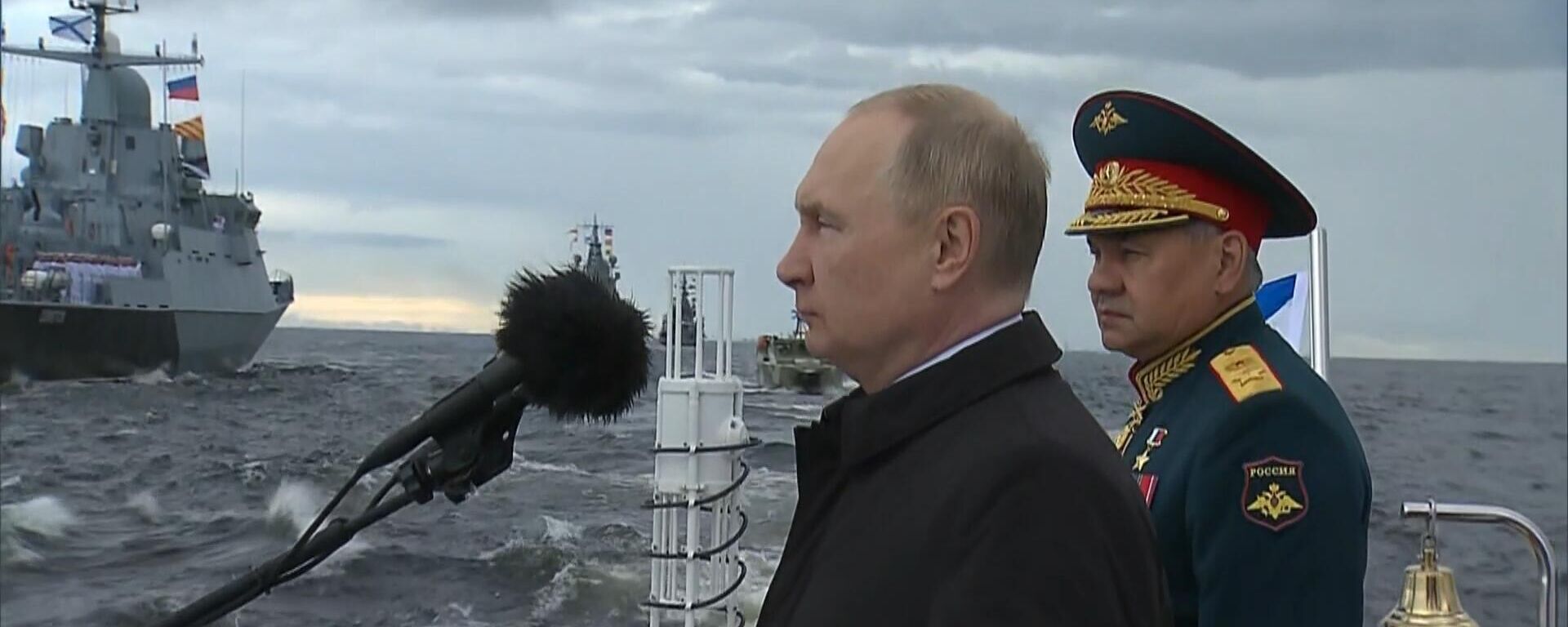 Путин обходит на катере парадную линию боевых кораблей - Sputnik Армения, 1920, 31.07.2022