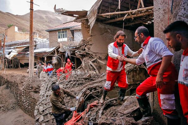 Спасатели, ликвидирующие последствия в Эмамзаде Давуде. Фото предоставлено Иранским Красным Полумесяцем  - Sputnik Армения