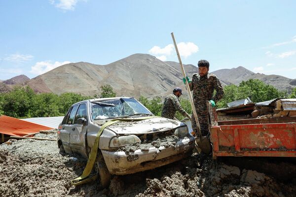 Грязью покрыты также поврежденные транспортные средства.Фото предоставлено Иранским Красным Полумесяцем - Sputnik Армения