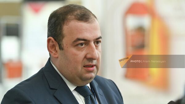 Председатель правления авиакомпании FlyOne Armenia Арам Ананян в зале вылета международного аэропорта Звартноц (2 августа 2022). Еревaн - Sputnik Армения