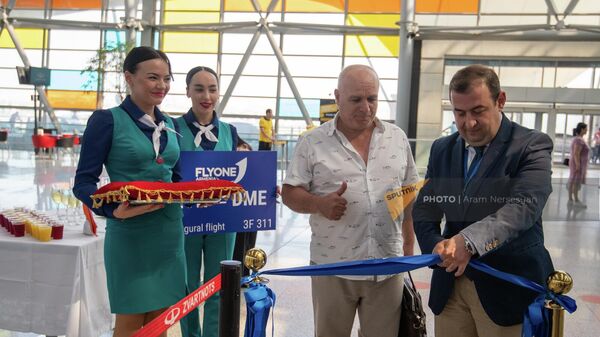 Церемония запуска рейсов из Еревана в Москву авиакомпанией FlyOne Armenia в зале вылета международного аэропорта Звартноц (2 августа 2022). Еревaн - Sputnik Армения