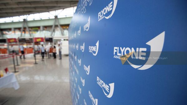 Баннер авиакомпании FlyOne Armenia в зале вылета международного аэропорта Звартноц - Sputnik Армения