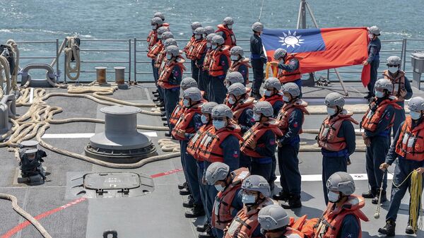 Экипаж строится на военно-морском корабле во время ежегодных учений Хань Куан (26 июля 2022). Тайвань - Sputnik Армения