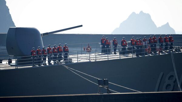 Солдаты военно-морского флота стоят рядом с 5-дюймовой пушкой на эсминце во время ежегодных учений Хан Куанг в военно-морской гавани Суао (26 июля 2022). Илань - Sputnik Армения