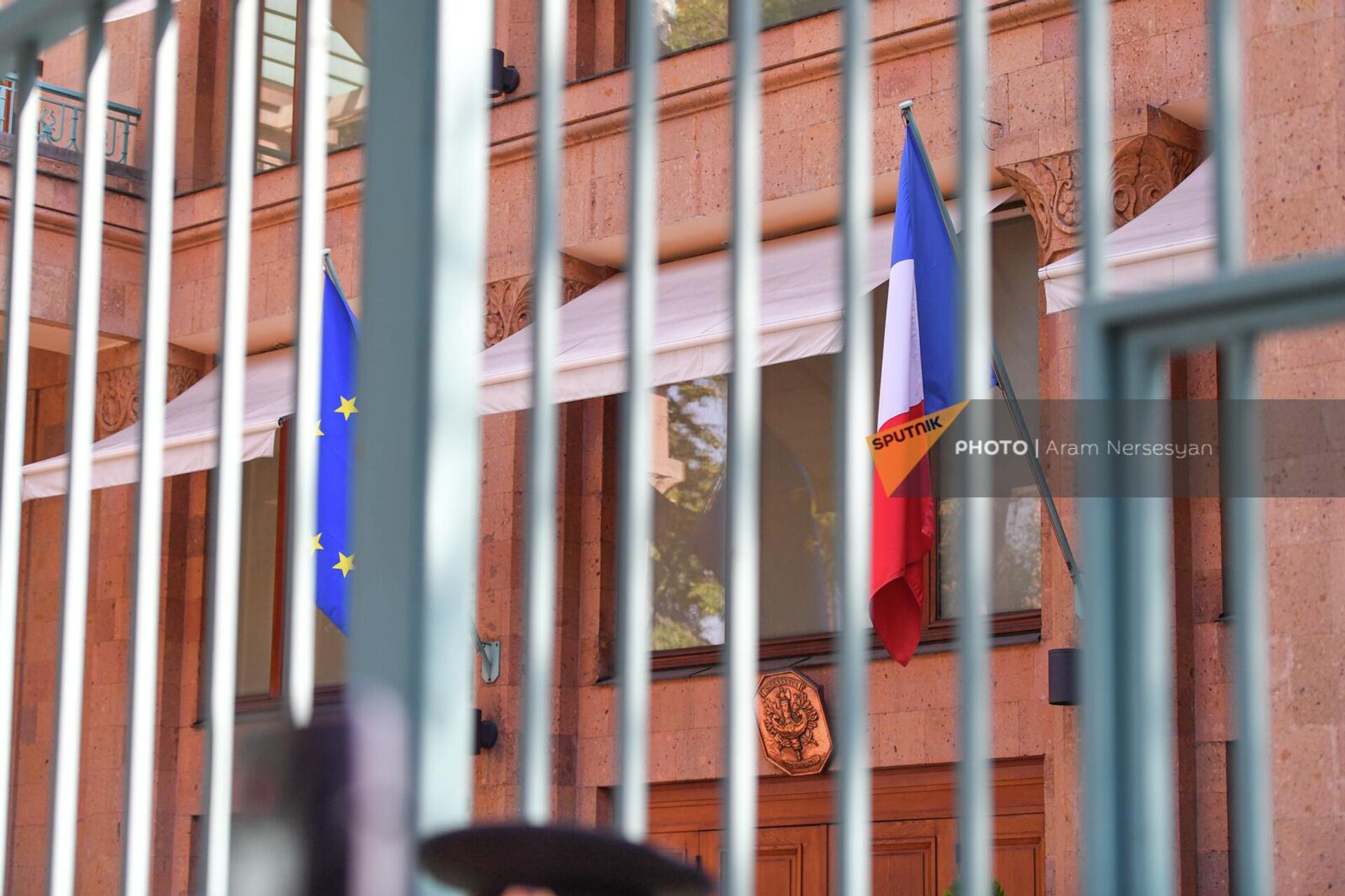Флаги Франции и Евросоюза на фасаде здания посольства Франции  - Sputnik Армения, 1920, 05.08.2022
