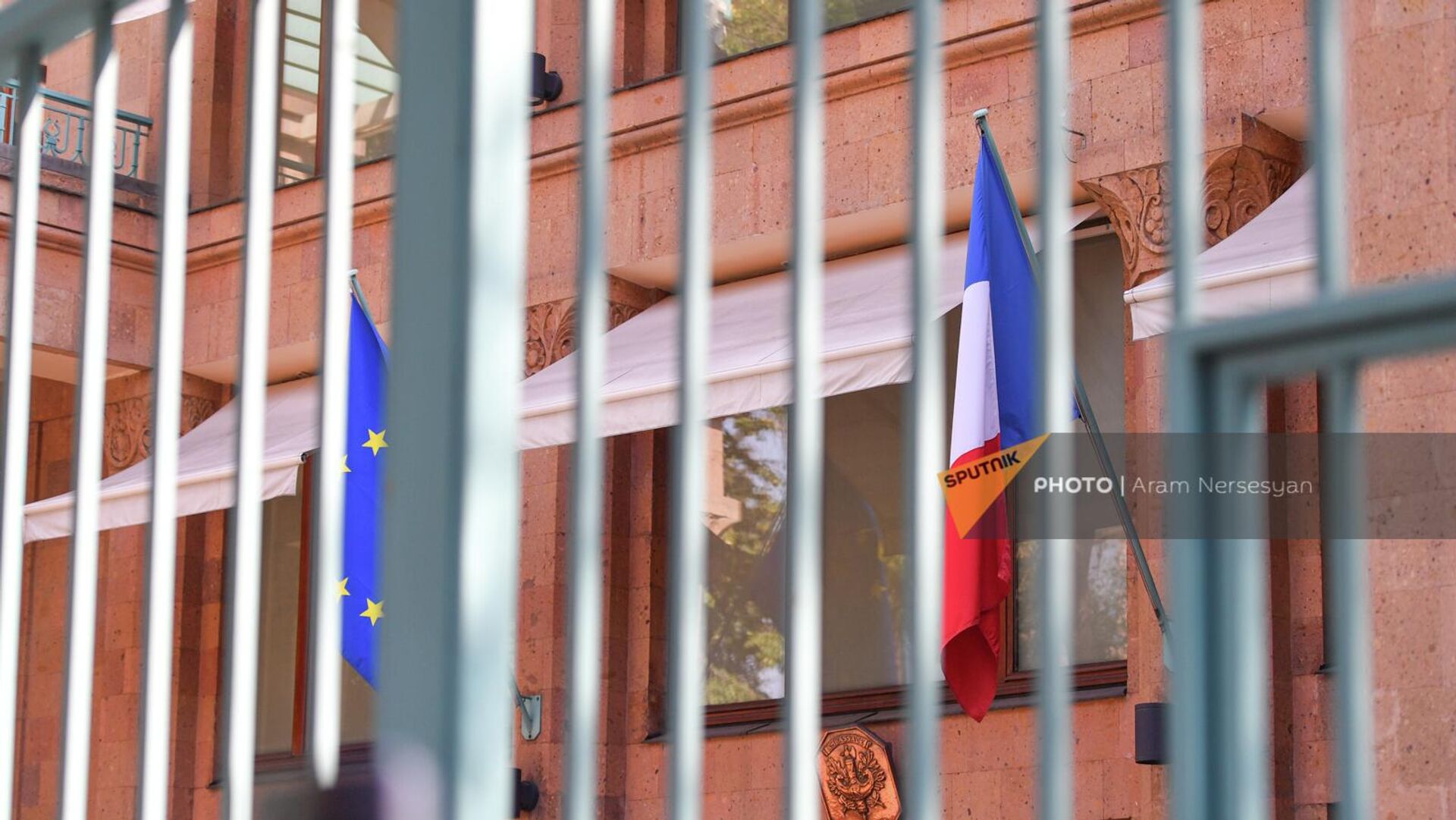 Флаги Франции и Евросоюза на фасаде здания посольства Франции  - Sputnik Армения, 1920, 29.09.2022
