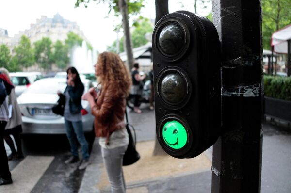 Граффити с изображением смайлика на зеленом светофоре в Париже. - Sputnik Армения