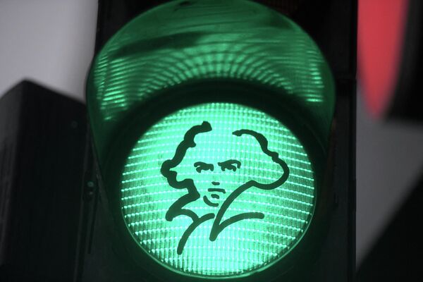 Зеленый светофор с портретом немецкого композитора Людвига ван Бетховена в его родном городе Бонне, западная Германия. - Sputnik Армения