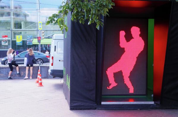 Экран &quot;танцующего&quot; светофора, установленного на Цветном бульваре, для пешеходов в рамках Дня московского транспорта. - Sputnik Армения