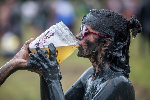 Участник грязевого карнавала &quot;Блок да Лама&quot; в Парати, штат Рио-де-Жанейро - Sputnik Армения