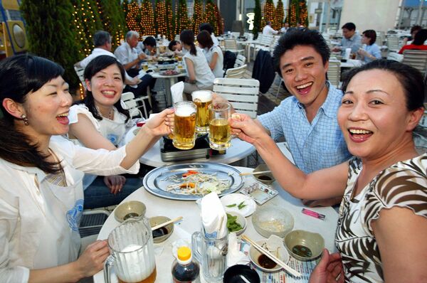 Рабочие пьют пиво на крыше универмага Matsuzakaya в Токио во время рекордной жары.На рынке пива повышение температуры на один градус Цельсия увеличивает поставки на миллион бутылок - Sputnik Армения