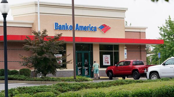 Клиент Bank of America заходит в отделение банка в Мидлотианe - Sputnik Армения