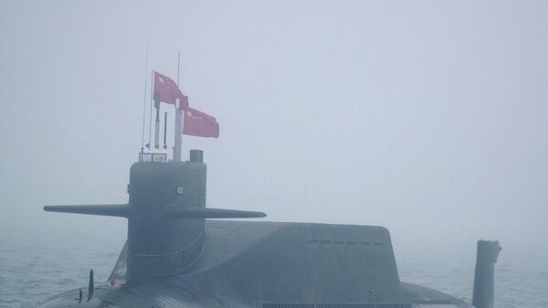 Атомная подводная лодка типа 094A класса Цзинь Великий марш 10 ВМС Народно-освободительной армии Китая (НОАК) участвует в военно-морском параде (23 апреля 2019). Китай - Sputnik Армения