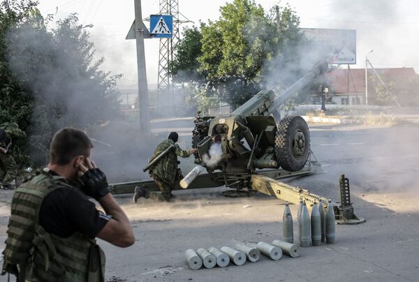 Ополченцы стреляют из гаубиц по позициям противника в Шахтерске - Sputnik Армения