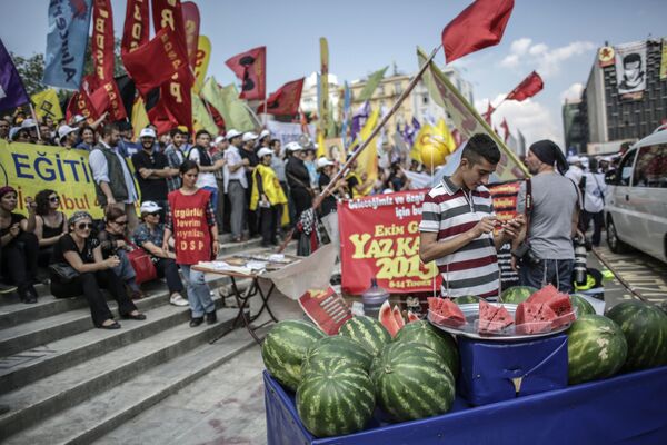 Участники акции протеста на площади Таксим в Стамбуле Участники акции протеста на площади Таксим в Стамбуле - Sputnik Армения
