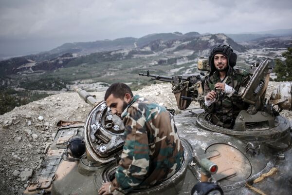 Танкисты правительственных войск сирийской армии на вершине холма в провинции Латакия рядом с турецкой границей - Sputnik Армения