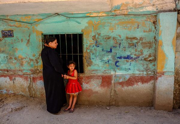 Коптская женщина с ребенком в Минье - Sputnik Армения