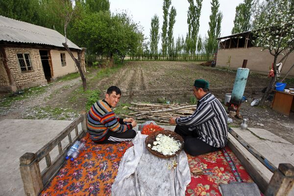 Жители села Тейит чистят лук во дворе своего дома, Киргизия - Sputnik Армения