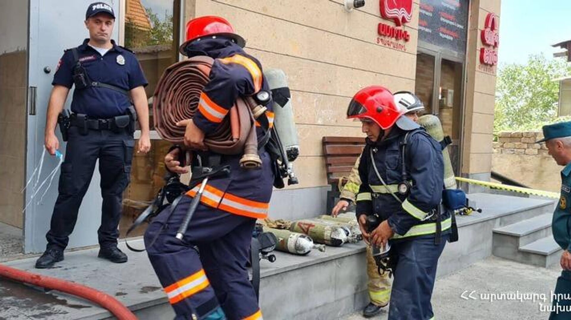 Сотрудники пожарной службы МЧС Армении ликвидируют пожар, возникший в шахте лифта здания на улице Айрика Мурадяна (7 августа 2022). Еревaн - Sputnik Армения, 1920, 07.08.2022