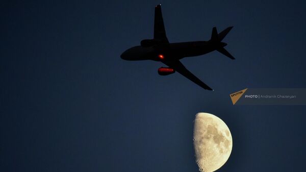 Пассажирский самолет в небе над Ереваном - Sputnik Армения