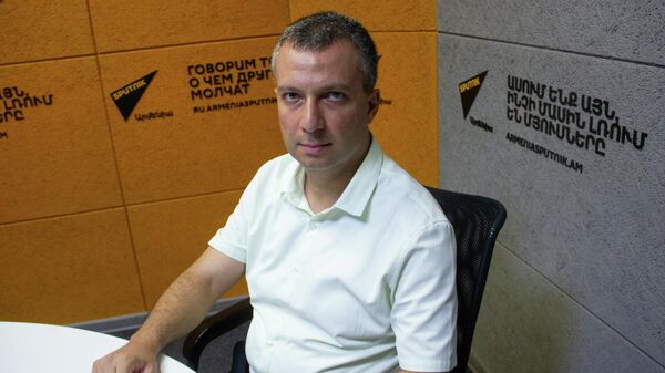 Директор Армянского Центра Политических и экономических стратегических исследований Бениамин Погосян в гостях радио Sputnik - Sputnik Армения