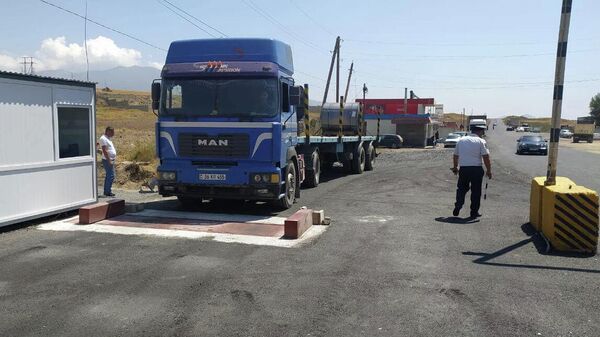 Взвешивание тяжелых и крупногабаритных грузовых машин в Сюникском районе - Sputnik Армения