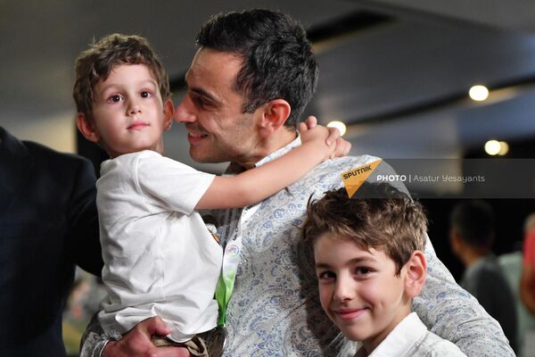 Габриэл Саркисян обнимает своих детей - Sputnik Армения