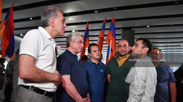 Серж Саргсян слушает Габриэлa Саркисяна во время встречи армянских шахматистов а аэропорту Звартноц (10 июля 2022). Еревaн - Sputnik Армения
