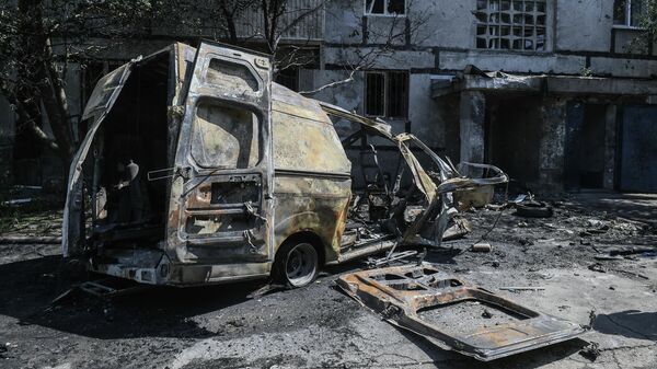 Машина скорой помощи, сгоревшая в результате обстрела ВСУ Куйбышевского района Донецка - Sputnik Армения