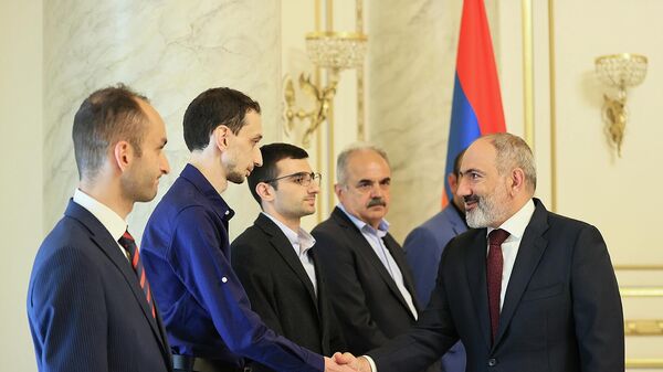 Премьер-министр Никол Пашинян принял представителей мужской сборной Армении, завоевавшей серебряные медали на 44-й Всемирной шахматной олимпиаде (12 августа 2022). Еревaн - Sputnik Армения