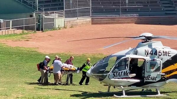 Салмана Рушди загружают в вертолет для медицинской эвакуации возле института Чатокуа (12 августа 2022). штат Нью-Йорк - Sputnik Արմենիա