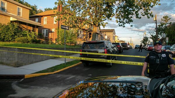Местная полиция и ФБР заблокировали территорию вокруг дома Хади Матара, который ударил ножом Салмана Рушди (12  августа 2022). Нью-Джерси - Sputnik Армения