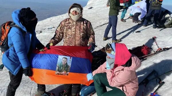В начале 4514 года по армянскому летоисчислению (11 августа 2022 года) лидер движения 5165 Карин Тоноян поднялась на вершину священной армянской горы Масис - Sputnik Армения