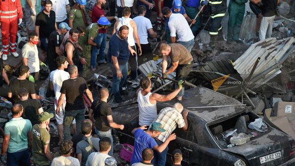 Спасатели и волонтеры на месте пожара в торговом центре Сурмалу (14 августа 2022). Еревaн - Sputnik Армения