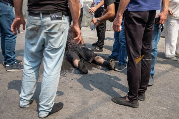 Один из потерпевших при пожаре в торговом центре Сурмалу потерял сознание (14 августа 2022). Еревaн - Sputnik Армения