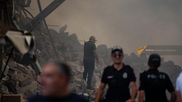 Люди на месте рухнувшего здания торгового центра Сурмалу (14 августа 2022). Еревaн - Sputnik Армения