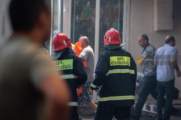 Спасатели на месте пожара в торговом центре &quot;Сурмалу&quot; (14 августа 2022). Еревaн - Sputnik Армения