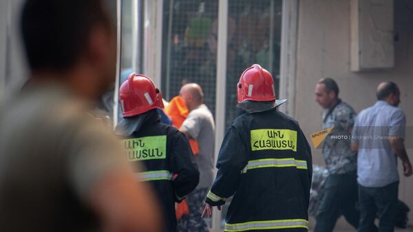 Спасатели на месте пожара в торговом центре Сурмалу (14 августа 2022). Еревaн - Sputnik Армения