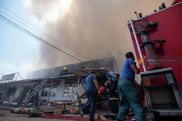 Спасатели на месте пожара в торговом центре &quot;Сурмалу&quot; (14 августа 2022). Еревaн - Sputnik Армения