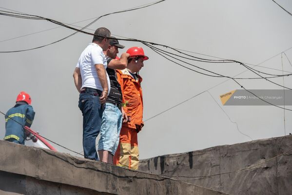 Спасатели на месте пожара в торговом центре Сурмалу (14 августа 2022). Еревaн - Sputnik Армения