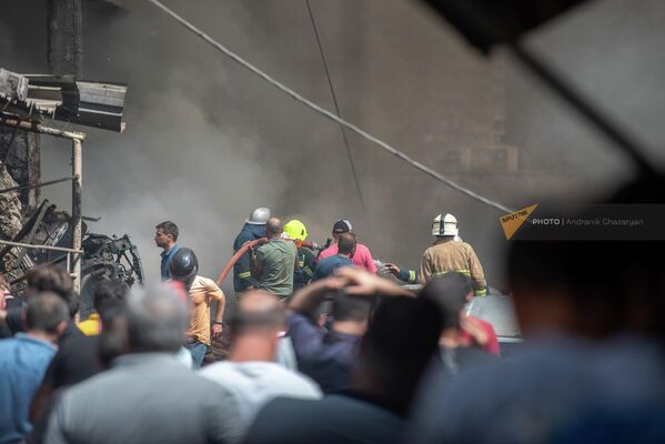 Спасатели работают на месте пожара в торговом центре Сурмалу (14 августа 2022). Еревaн - Sputnik Армения