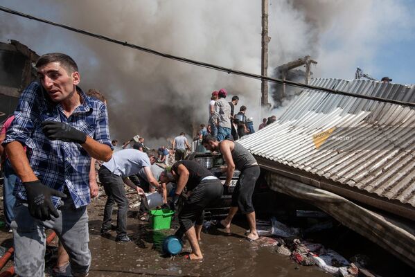 Спасатели и жители района на месте пожара в торговом центре Сурмалу (14 августа 2022). Еревaн - Sputnik Армения
